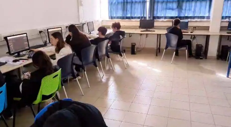 תלמידים מתרגלים תכנות במעבדת מחשבים